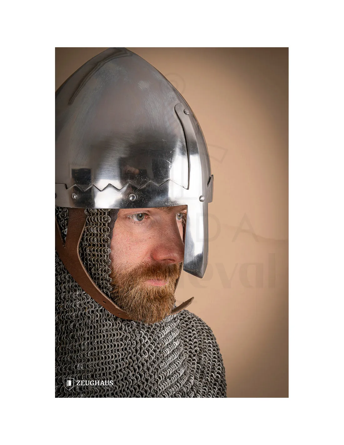 Casco San Wenceslao con protección nasal reforzada
