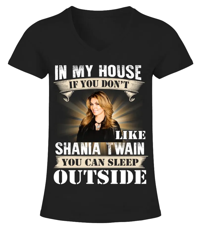 IN MY HOUSE IF YOU DON'T LIKE SHANIA TWAIN YOU CAN SLEEP OUTSIDE Camiseta cuello pico Mujer