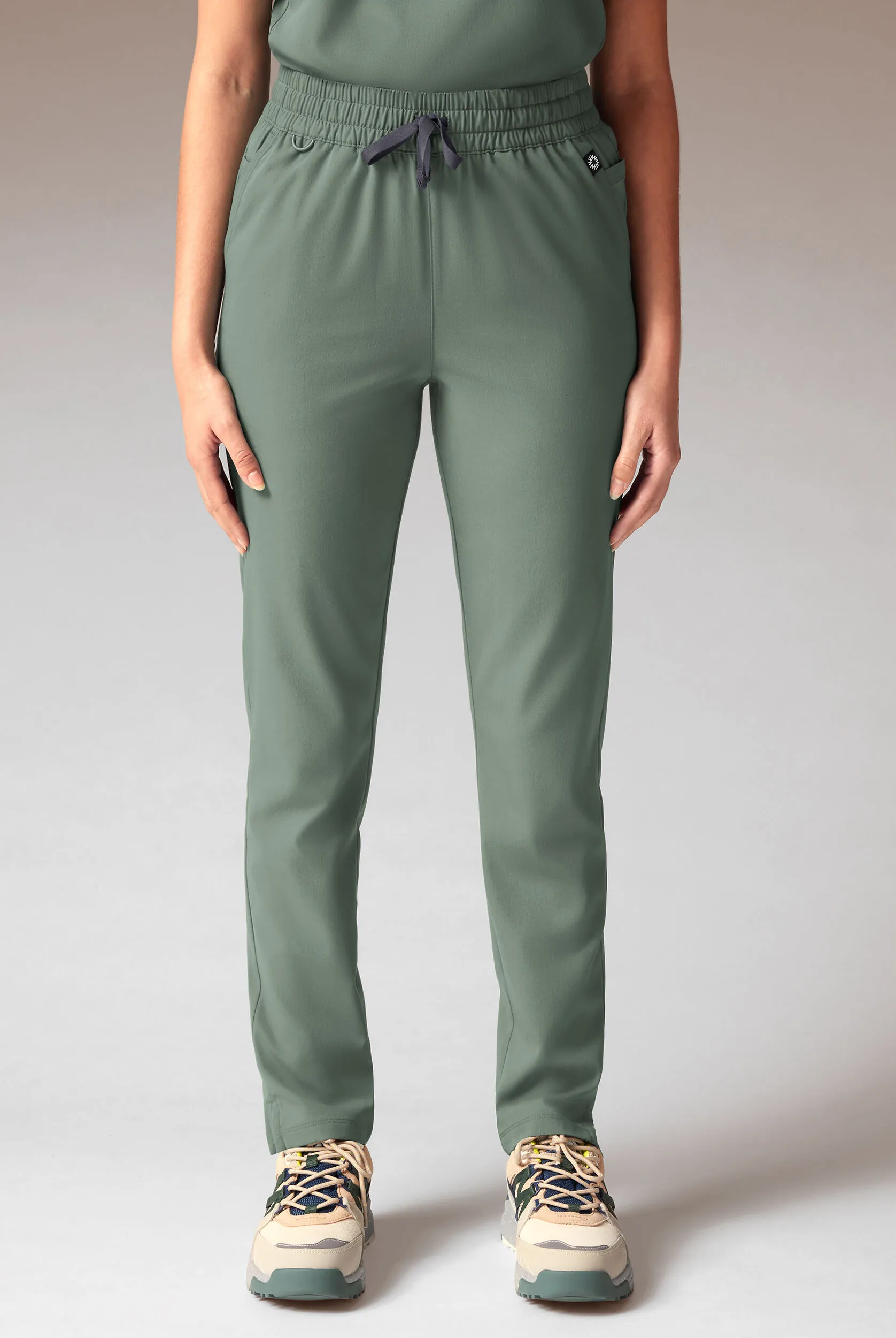 PANTAL&OACUTE;N M&EACUTE;DICO HYPOTHESIS AD ALL DUTY CON 6 BOLSILLOS Y PIERNAS RECTAS PARA MUJER