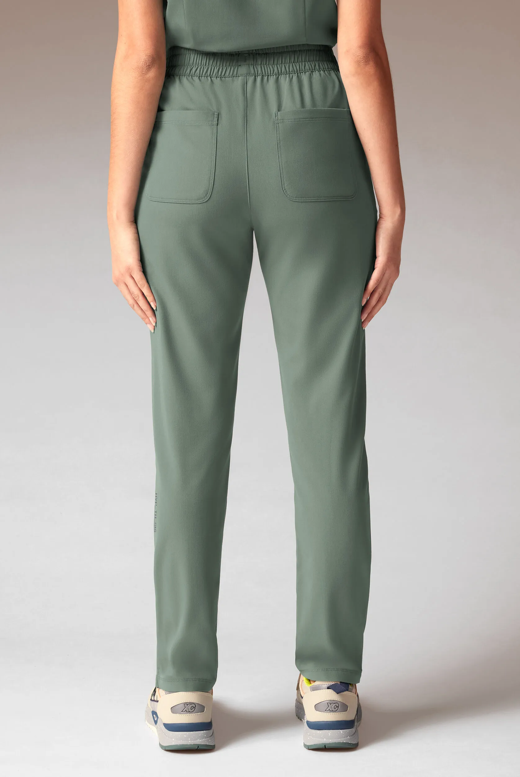 PANTAL&OACUTE;N M&EACUTE;DICO HYPOTHESIS AD ALL DUTY CON 6 BOLSILLOS Y PIERNAS RECTAS PARA MUJER