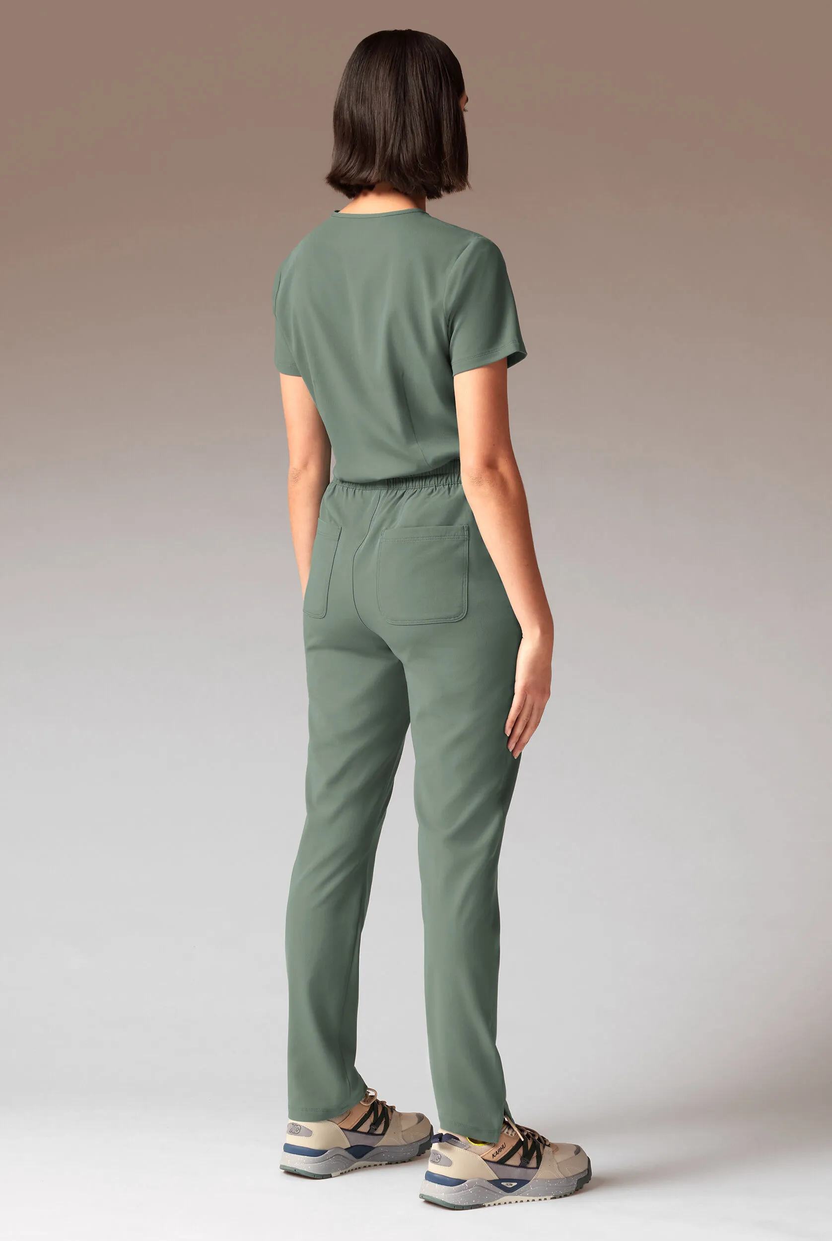PANTAL&OACUTE;N M&EACUTE;DICO HYPOTHESIS AD ALL DUTY CON 6 BOLSILLOS Y PIERNAS RECTAS PARA MUJER