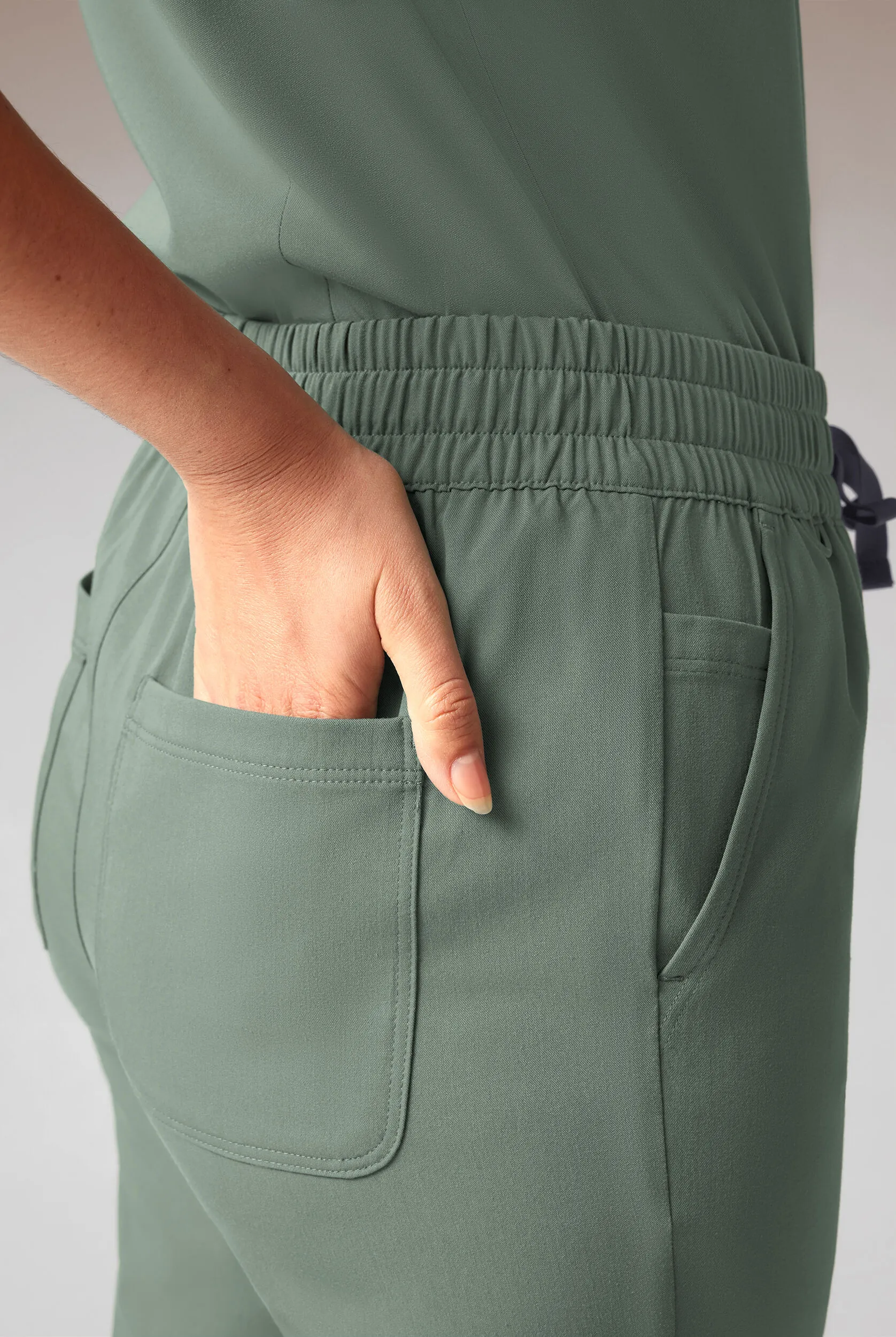 PANTAL&OACUTE;N M&EACUTE;DICO HYPOTHESIS AD ALL DUTY CON 6 BOLSILLOS Y PIERNAS RECTAS PARA MUJER