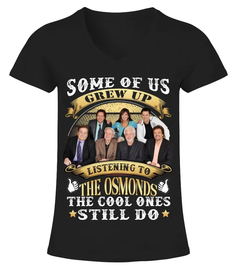 SOME OF US GREW UP LISTENING TO THE OSMONDS THE COOL ONES STILL DO Camiseta cuello pico Mujer