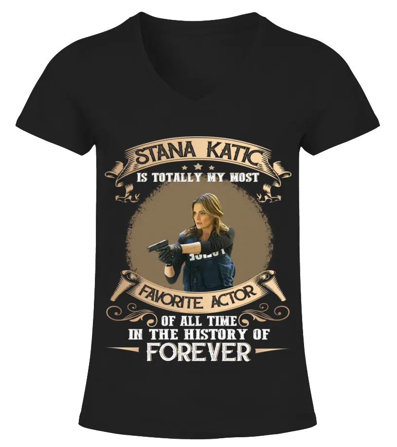 STANA KATIC IS TOTALLY MY MOST FAVORITE ACTOR OF ALL TIME IN THE HISTORY OF FOREVER Camiseta cuello pico Mujer