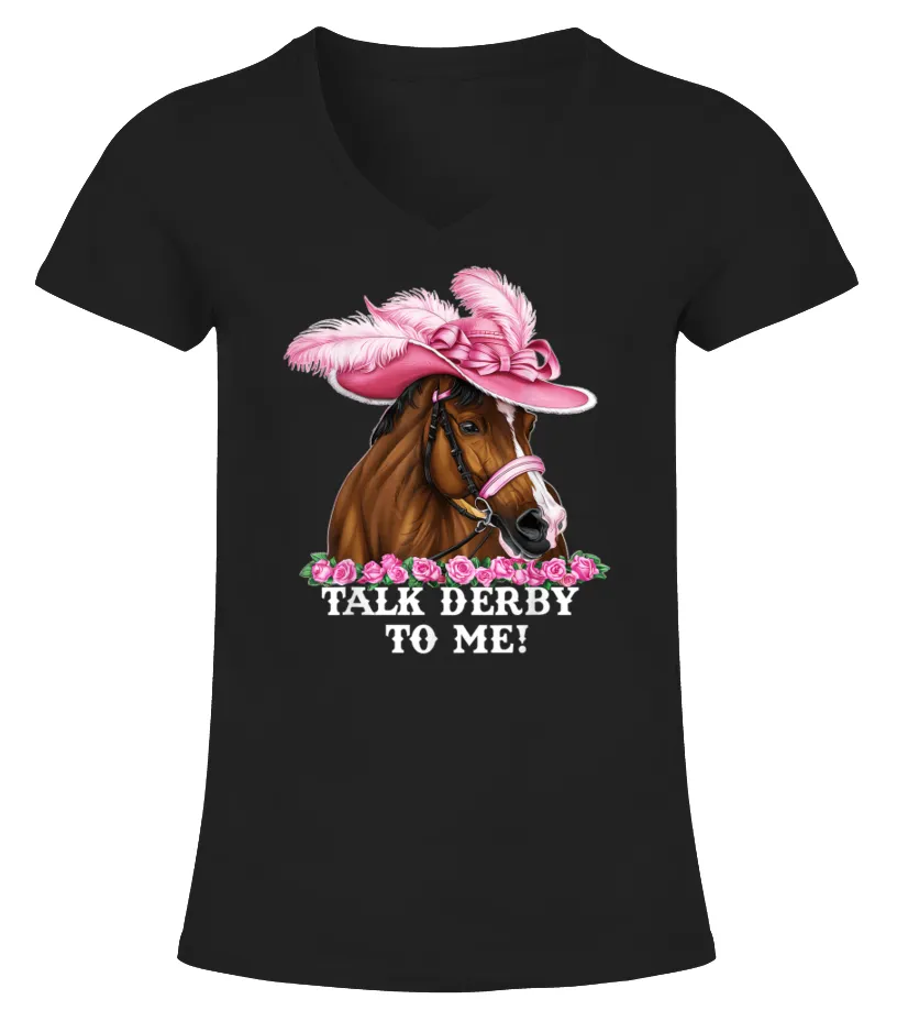 TALK DERBY TO ME FUNNY HORSE RACING LOVER ON DERBY DAY TSHIRT CAMISETA CUELLO PICO MUJER