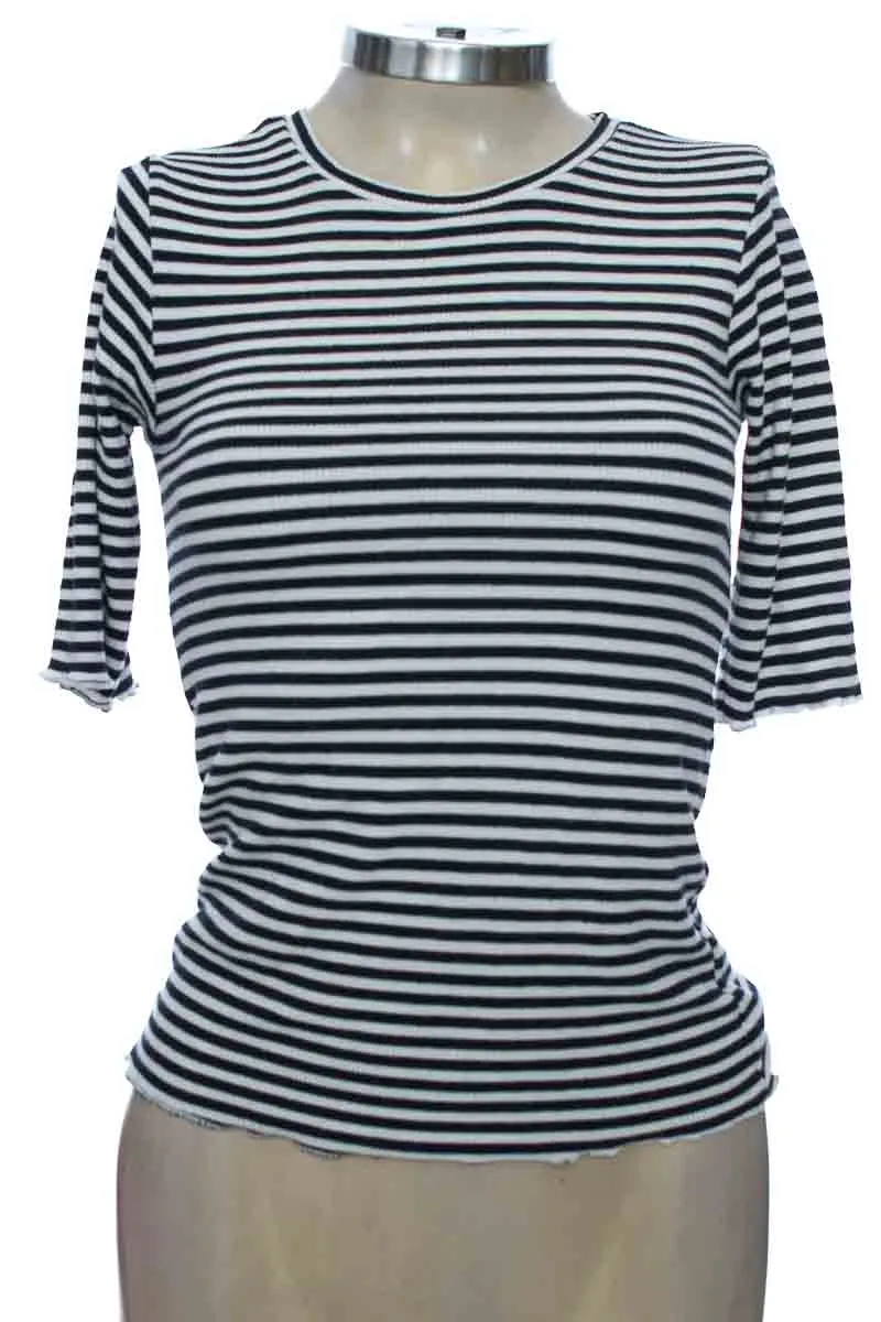 TOP / CAMISETA COLOR AZUL  STRADIVARIUS
