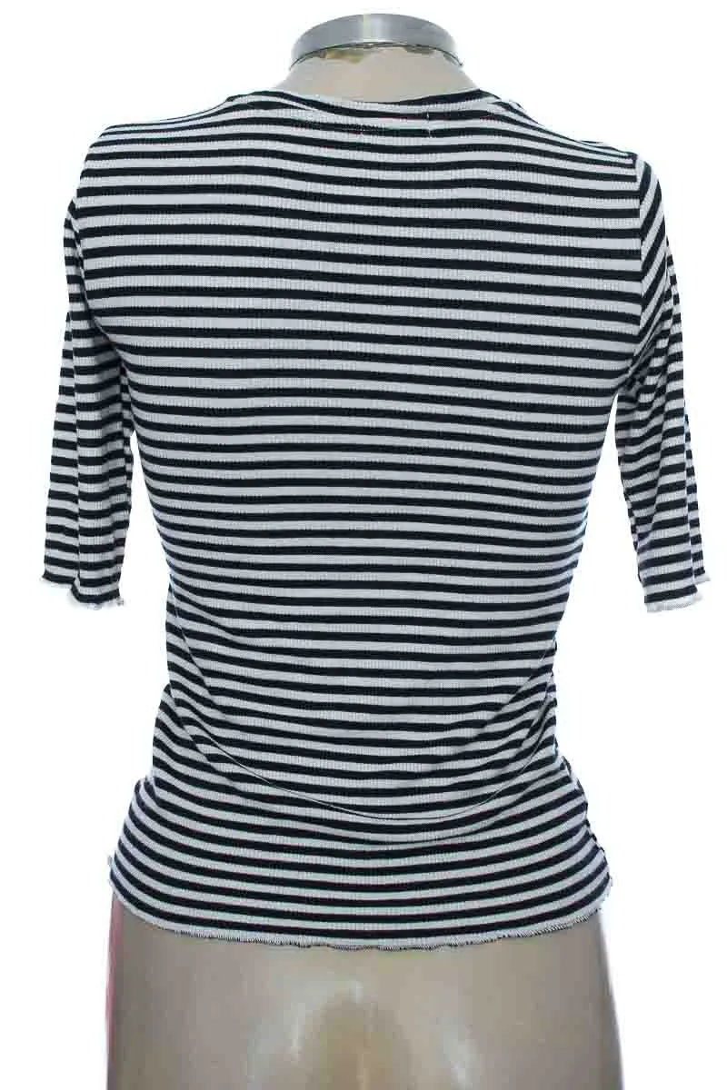 TOP / CAMISETA COLOR AZUL  STRADIVARIUS